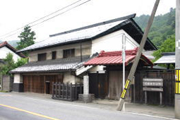 旧宮崎家住宅と並ぶ江戸時代の旧